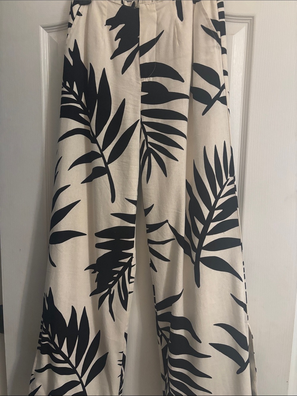 Gianni Bini Black and Cream Wide-Leg Palm Print Pants